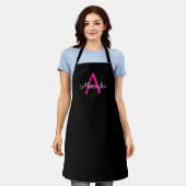 Heet Roze Zwarte Script Meisjesachtige Monogram Na Schort (Gedragen)