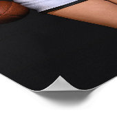 Heet vrouwelijke voetballer tegen zwart poster (Hoek)