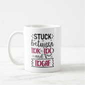 Heffing tussen IDK, IDC en IDGAF Funny Quote Koffiemok (Links)