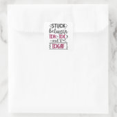Heffing tussen IDK, IDC en IDGAF Funny Quote Vierkante Sticker (Tas)