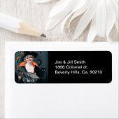  heks die voedsel voor haar kat roept etiket (Insitu)