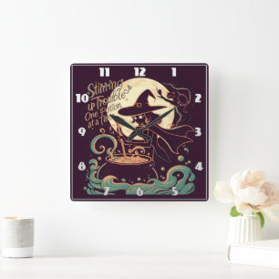 Heks maakt drankjes onder een gloeiende maan vierkante klok