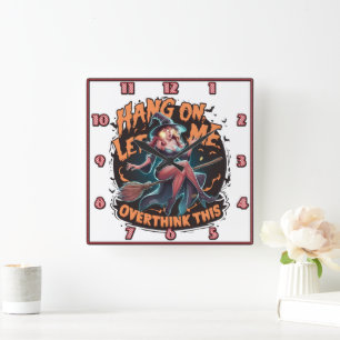 Heks overweegt op een bezemsteel in de schemering vierkante klok