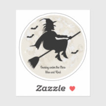 heks zweeft onder de sterren