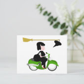 Heksen rijden op een groene brommer briefkaart (Staand voorkant)