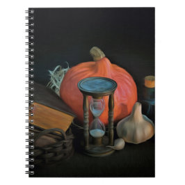 Hekserijobjecten op een tafel in een donkere kamer notitieboek