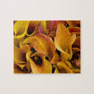 Helder gekleurde calla's bij de legpuzzel