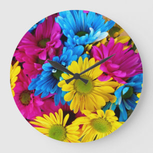 Helder gekleurde klok in de muur van Daisies