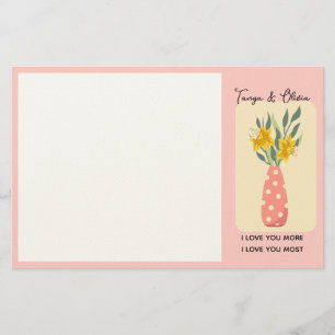 Helder gele bloemstuk in vaas met stippen briefpapier