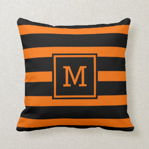 Helder oranje en zwart gestreepte monogram kussen