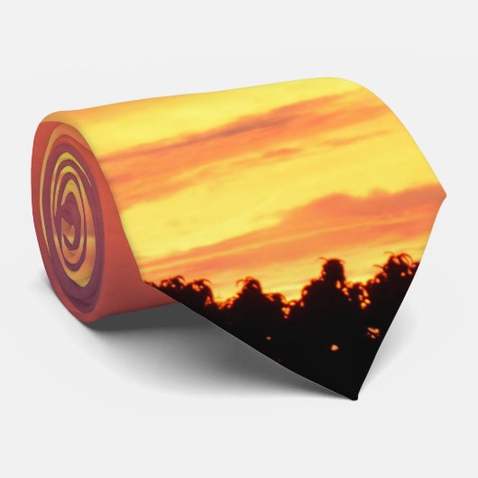 Helder Sinaasappel gloeiende bewolkte zonsondergan Stropdas (Opgerold)