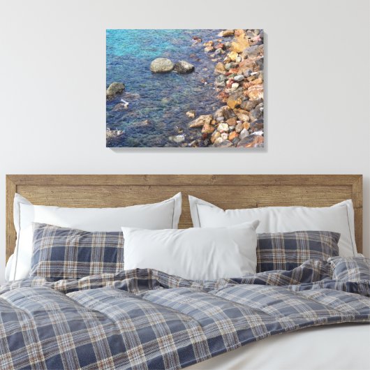 Helder water met kiezelstenen canvas afdruk (Insitu (Slaapkamer))