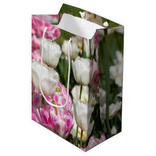 Helder witte en roze tulpen op een zonnige dag    medium cadeauzakje