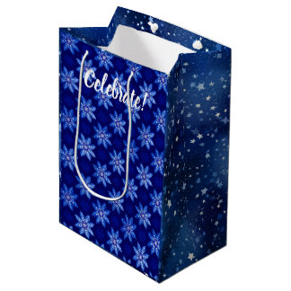 Helderblauw besneeuwd winterontwerp medium cadeauzakje