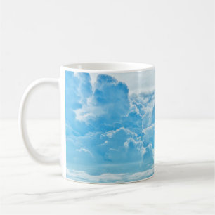 Helderblauwe lucht, wit wolken panorama. koffiemok