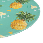 Heldere ananassen op het geometrische patroon snijplank (Hoek)