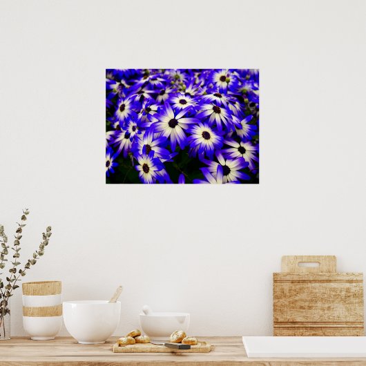 Heldere blauwe en witte digitale bloemen poster (Keuken)