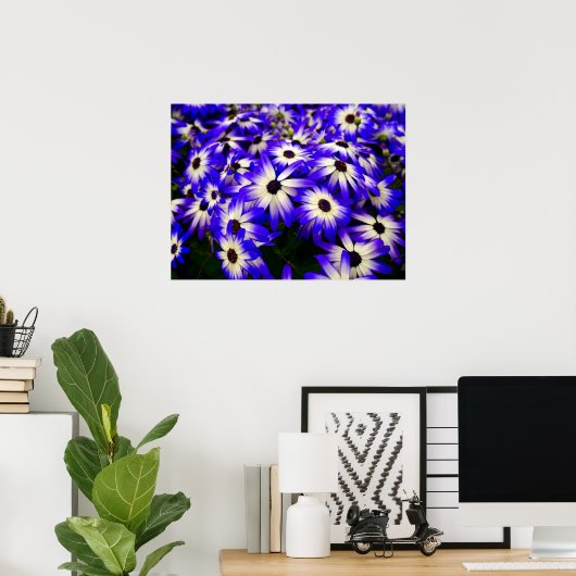 Heldere blauwe en witte digitale bloemen poster (Thuiskantoor)