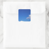 Heldere blauwe hemel en witte wolken vierkante sticker (Tas)