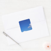 Heldere blauwe hemel en witte wolken vierkante sticker (Envelop)