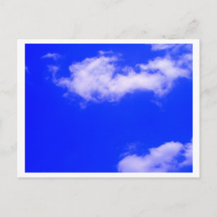 Heldere blauwe lucht en witte wolken briefkaart