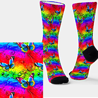 Heldere blauwe vlinders op regenboog sokken