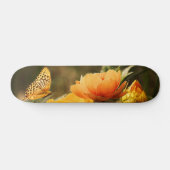 Heldere Deep Yellow Bloemen met Vlinder Skateboard (Horizontaal)