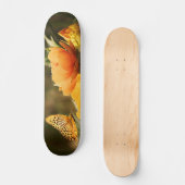 Heldere Deep Yellow Bloemen met Vlinder Skateboard (Voorkant)