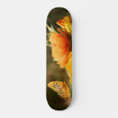 Heldere Deep Yellow Bloemen met Vlinder Skateboard (Voorkant)