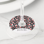 Heldere feestelijke rode ballen in witte cirkels o wijnglaslabel (Dichtbij)