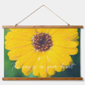 Heldere gele bloem na regen hangend wandkleed (Voorkant)