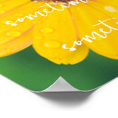 Heldere gele bloem na regen poster (Hoek)