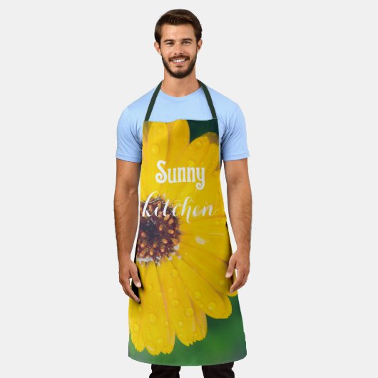 Heldere gele bloem na regen schort (Gedragen)