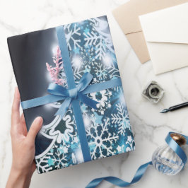 Heldere kerstboom, witte sneeuwvlokken, blauwe gol cadeaupapier