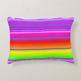 Heldere kleurrijke gestreepte regenboog accent kussen