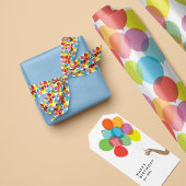 Heldere kleurrijke verjaardagsballonnen met tekst lint