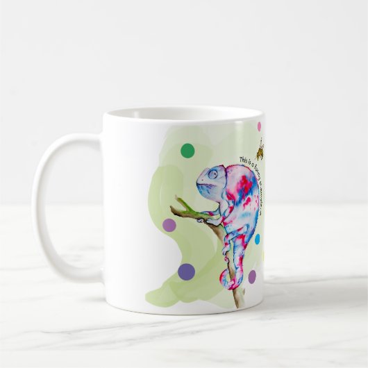Heldere kleurrijke waterverf kameleon en bij. koffiemok (Links)