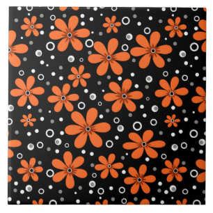 Heldere oranje bloemen op een zwarte achtergrond m tegeltje