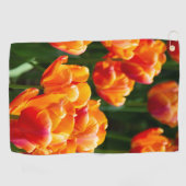 Heldere oranje tulpen in het park golfhanddoek (Horizontaal)