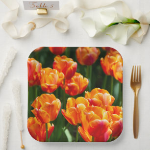 Heldere oranje tulpen in het park papieren bordje