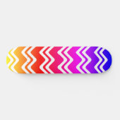 Heldere regenboog met White Zig Zag Line Art Skateboard (Horizontaal)