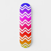 Heldere regenboog met White Zig Zag Line Art Skateboard (Voorkant)