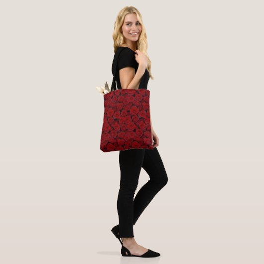 Heldere rode rozen draagtas (Op model)