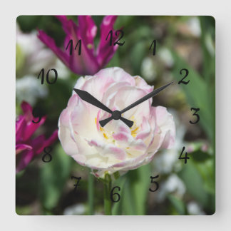 Heldere roze tulpen op een zonnige dag vierkante klok