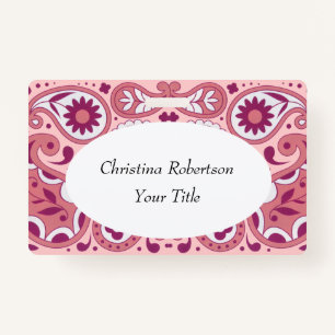 Heldere roze, witte paisleontwerpbloemen badge
