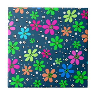 Heldere veelkleurige kamillebloemen op een blauw tegeltje