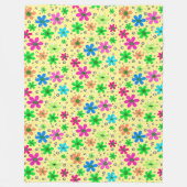 Heldere veelkleurige kamillebloemen op een gele fleece deken (Voorkant)
