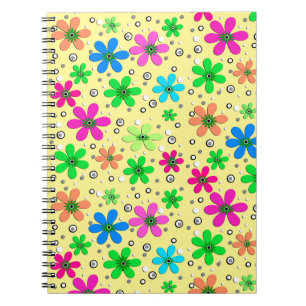 Heldere veelkleurige kamillebloemen op een gele notitieboek