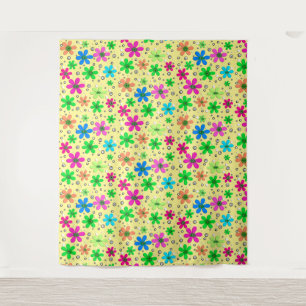 Heldere veelkleurige kamillebloemen op een gele wandkleed