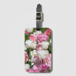 Heldere witte en roze tulpen op een zonnige dag bagagelabel